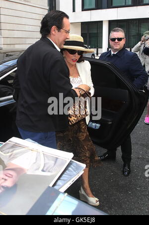 Joan Collins arriva per un aspetto su Graham Norton per la radio show con: Joan Collins dove: Londra, Regno Unito quando: 07 Maggio 2016 Foto Stock