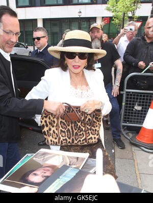 Joan Collins arriva per un aspetto su Graham Norton per la radio show con: Joan Collins dove: Londra, Regno Unito quando: 07 Maggio 2016 Foto Stock