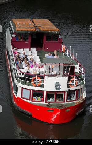 Turismo barca da Elvet ponte sul fiume usura, Durham; l'Inghilterra, Regno Unito Foto Stock