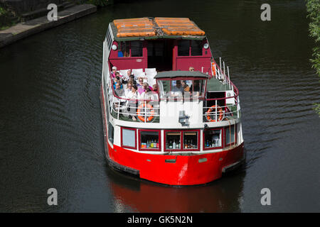 Turismo barca da Elvet ponte sul fiume usura, Durham; l'Inghilterra, Regno Unito Foto Stock