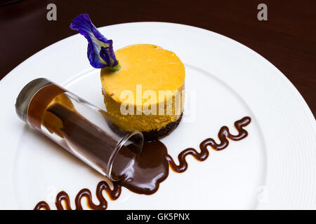 Delizioso dessert fatti con burro di arachidi e cioccolato in un brownie stratificata servito con salsa al cioccolato Foto Stock