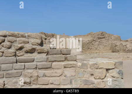 Pachacamac, Lima - 10 Maggio : un sito spettacolare nel deserto del Perù, con grandi piramidi, abitazioni e templi costruiti da differenti Foto Stock