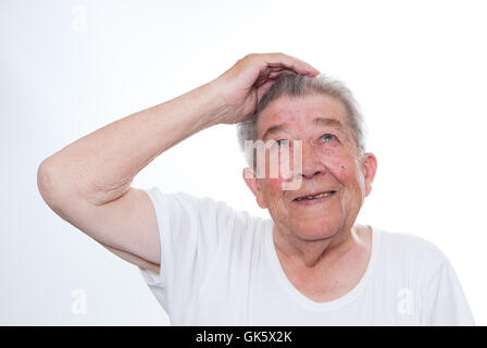 Senior cercando in aria Foto Stock