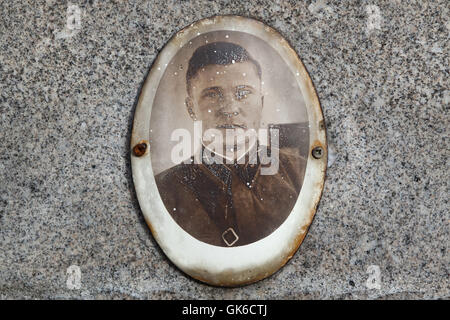Tomba di militare sovietico officer Grigory Burykin presso il cimitero della città di Jihlava nella Regione di Vysocina, Boemia orientale, Repubblica Ceca. Primo luogotenente Grigory Tarasovich Burykin nasce nel 1914, servita nell'Armata Rossa durante la Seconda Guerra Mondiale e fu ucciso in età di circa 31 sulla luglio 22, 1945, nei pressi di Ceske Budejovice in Boemia del Sud, della Cecoslovacchia. Egli vi fu sepolto in precedenza e reburied in Jihlava più tardi. Foto Stock