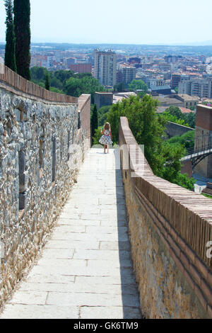 Vista della città di Girona Spagna dalla sommità del muro medievale Foto Stock