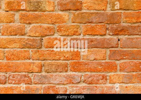 In vecchio stile l'arancione e il rosso un muro di mattoni in Italia Europa Foto Stock