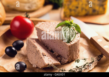 Duck pate sulla piastra con basilico Foto Stock