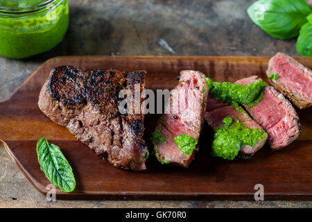 Filetto di manzo con salsa verde Foto Stock