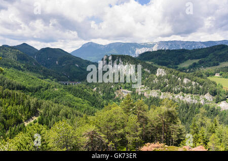 Semmering: vista dal 20 shilling viste per ferrovia di Semmering con il Kalte Rinne viadotto , Rax in background, Austria, Niede Foto Stock