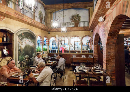 Miami Florida,El Carajo,tapas wine bar,spagnolo,ristorante ristoranti food dining cafe cafe,dining food,decor,ispanico adulto,adulti,uomo uomo maschio,patr Foto Stock