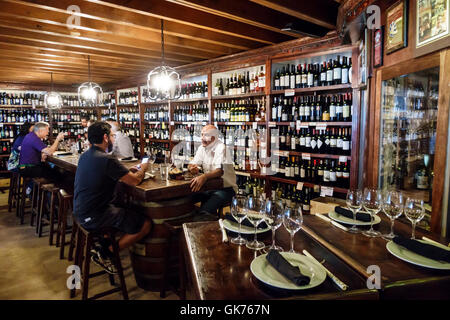 Miami Florida,El Carajo,tapas wine bar,spagnolo,ristorante ristoranti food dining cafe cafe,dining food,decor,ispanico adulto,adulti,uomo uomo maschio,patr Foto Stock