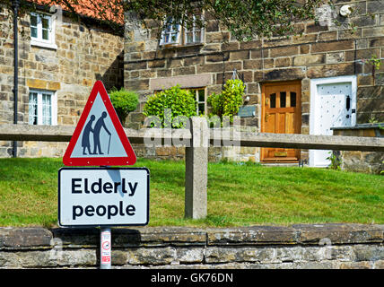 Segno per le persone anziane che attraversa la strada, Castleton, North Yorkshire, Inghilterra, Regno Unito Foto Stock