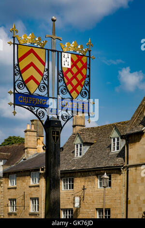 Città segno di cresta e gli edifici di Chipping Campden, il Costwolds, Gloucestershire, Inghilterra Foto Stock