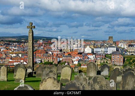 Vista di Whitby dal cimitero della Chiesa di Santa Maria, North Yorkshire, Inghilterra, Regno Unito Foto Stock