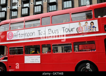 Una vista generale di un vecchio autobus Routemaster nel centro di Londra. Foto Stock