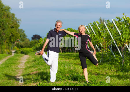 Coppia senior facendo sport nella natura Foto Stock