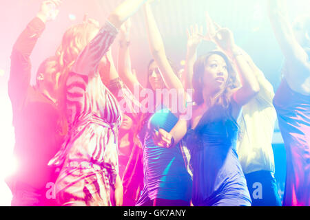 Parte la gente ballare in discoteca o club Foto Stock