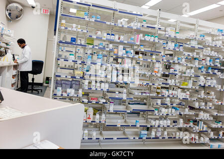 Miami Beach Florida,Walgreens,catena farmaceutica,azienda,farmacia,farmacia,farmacia,medicina,scaffali,farmaci da prescrizione,Black adult,adults,man men mal Foto Stock