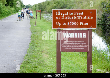 Sentiero Tamiami della Florida, Everglades della Florida, Parco Nazionale delle Everglades, Shark Valley, paludi tropicali, habitat, ecosistema, vegetazione, acqua, canale, ciclista, cartello, Foto Stock