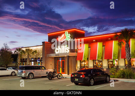 Florida Ellenton, Chili's, ristorante ristoranti, ristoranti, ristoranti, caffè, catena, ristoranti, edificio, esterno, insegna illuminata, branding, parcheggio, auto, crepuscolo, neon, notte, Florida Foto Stock