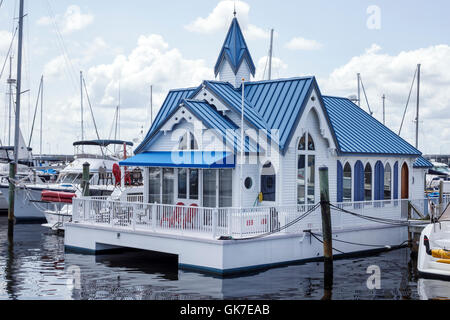 Bradenton Florida, Palmetto, Manatee River, Regatta Pointe Marina, molo, casa galleggiante, cappella sulla baia, cappella galleggiante per matrimoni, FL160630048 Foto Stock