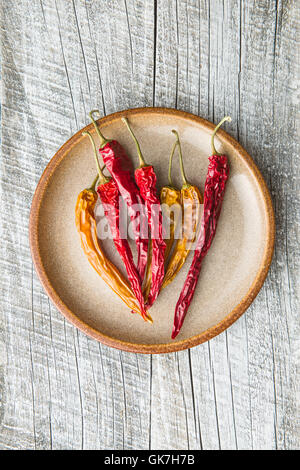 Peperoncino essiccato peperoni sul vecchio tavolo in legno. Foto Stock
