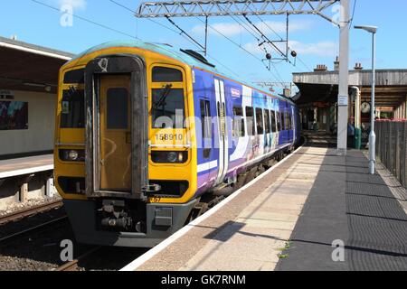 Classe 158 diesel multiple unit a Carnforth stazione ferroviaria con un treno passeggeri da Leeds per Heysham Porto. Foto Stock