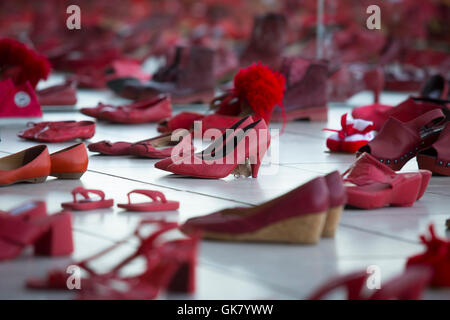 San Isidro, Argentina. 18 Agosto, 2016. L'installazione mostra d'arte 'Red Shoes " è tenuto presso lo spazio d'Arte Fiera, nella città di San Isidro, 30 km da Buenos Aires, capitale dell'Argentina, in Agosto 18, 2016. L'artista messicano Elina Chauvet concepito il lavoro come una riflessione collettiva sulla violenza contro le donne, poiché ha perso la sorella a causa di esso. Chauvet del lavoro è stato originariamente presentato a Ciudad Juarez, Messico, e più tardi in diversi altri messicani e città straniere, dove la gente ha donato centinaia di scarpe di colore rosso per la mostra. Credito: Martin Zabala/Xinhua/Alamy Live News Foto Stock