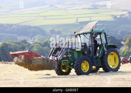 Littleborough, Regno Unito. Il 18 agosto, 2016. Regno Unito Meteo: una famiglia di agricoltori lavorano nella sera per fare il fieno mentre il sole risplende. Nella foto: un trattore viene azionato sul terreno agricolo in Littleborough, 18 Agosto, 2016 Credit: Barbara Cook/Alamy Live News Foto Stock