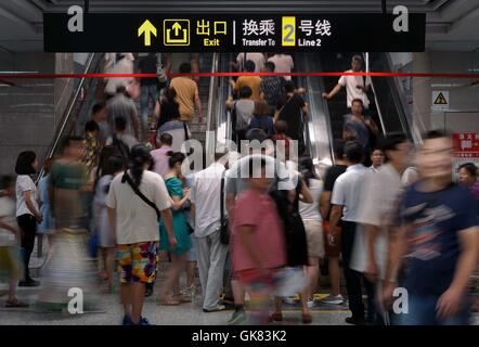 Zhengzhou. 19 Ago, 2016. Preparare i passeggeri a prendere a Zhengzhou il metro linea 2 in Zhengzhou, capitale della Cina centrale della Provincia di Henan, 19 agosto. 2016. La prima fase di progetto di Zhengzhou Metro linea 2 è andato nel trasporto di passeggeri la corsa di prova qui il venerdì per alleviare la congestione della rete stradale. © Li Un/Xinhua/Alamy Live News Foto Stock