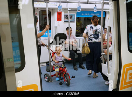 Zhengzhou. 19 Ago, 2016. Passeggeri prendono in Zhengzhou il metro linea 2 in Zhengzhou, capitale della Cina centrale della Provincia di Henan, 19 agosto. 2016. La prima fase di progetto di Zhengzhou Metro linea 2 è andato nel trasporto di passeggeri la corsa di prova qui il venerdì per alleviare la congestione della rete stradale. © Li Un/Xinhua/Alamy Live News Foto Stock