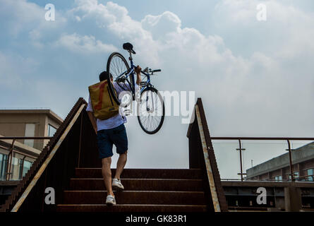 Pechino, Cina. 10 Ago, 2016. Fondatore di 700BIKE Zhang Xiangdong solleva la sua bicicletta sulla strada per ufficio di Pechino, capitale della Cina, il 10 agosto 2016. Come un grande ventilatore per bicicletta, Zhang Xiangdong co-fondato il 700bike a disposizione biciclette con il suo squisito design per gli abitanti urbani. Questo giovane di avvio imprenditoriale mira a promuovere la cultura della bicicletta e si è impegnata a costruire uno stile di vita e sport estetica tra i consumatori. © Lyu Shuai/Xinhua/Alamy Live News Foto Stock