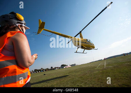 Podhorany u Ronova, Repubblica Ceca. 19 Agosto, 2016. 2° Ceca elicottero Open Championship ha avuto luogo presso il campo di aviazione sportiva Podhorany u Ronova, Repubblica ceca, 19 agosto 2016. Nella foto Marcin pilota Szaborski copilot e Michal Szamborski della Polonia. Credito: CTK/Alamy Live News Foto Stock