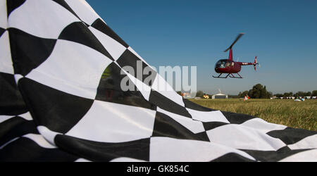 Podhorany u Ronova, Repubblica Ceca. 19 Agosto, 2016. 2° Ceca elicottero Open Championship ha avuto luogo presso il campo di aviazione sportiva Podhorany u Ronova, Repubblica ceca, 19 agosto 2016. Nella foto pilota Zhuperin Elena e copiloti Mikolay Burov della Russia. Credito: CTK/Alamy Live News Foto Stock