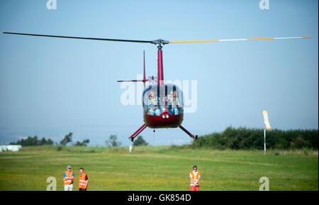 Podhorany u Ronova, Repubblica Ceca. 19 Agosto, 2016. 2° Ceca elicottero Open Championship ha avuto luogo presso il campo di aviazione sportiva Podhorany u Ronova, Repubblica ceca, 19 agosto 2016. Nella foto pilota Zhuperin Elena e copiloti Mikolay Burov della Russia. Credito: CTK/Alamy Live News Foto Stock