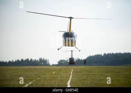 Podhorany u Ronova, Repubblica Ceca. 19 Agosto, 2016. 2° Ceca elicottero Open Championship ha avuto luogo presso il campo di aviazione sportiva Podhorany u Ronova, Repubblica ceca, 19 agosto 2016. Nella foto Marcin pilota Szaborski copilot e Michal Szamborski della Polonia. Credito: CTK/Alamy Live News Foto Stock