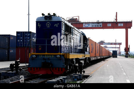 Zhengzhou, la Cina della Provincia di Henan. 18 Agosto, 2016. Un treno merci lascia il terminal per container di Zhengzhou Linea ferroviaria di Amburgo, Germania, in Zhengzhou, centrale cinese della Provincia di Henan, Agosto 18, 2016. Dal momento che la linea ferroviaria è entrato in uso nel 2013, 'Zheng'ou' (Zhengzhou-Xinjiang-Europa) treno merci servizi sono stati fornendo soluzioni per la logistica internazionale dell'industria e promuovere il commercio internazionale legami e di sviluppo economico con i paesi lungo la Via della Seta. Credito: Zhu Xiang/Xinhua/Alamy Live News Foto Stock