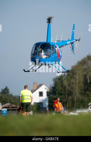 Zajecice, Repubblica Ceca. 19 Ago, 2016. 2° Ceca elicottero Open Championship ha avuto luogo presso il campo di aviazione sportiva Podhorany u Ronova, Repubblica ceca, 19 agosto 2016. Nella foto Aleksadr Sotnikov e Evgenia Zamula della Russia. Credito: Josef Vostarek/CTK foto/Alamy Live News Foto Stock