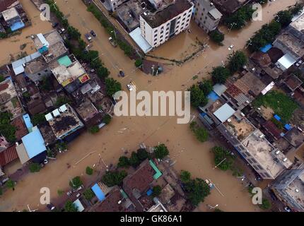 Lingao. 19 Ago, 2016. Foto realizzata il 19 agosto, 2016 Mostra strade allagate in Lingao County, Cina del sud della provincia dell'isola di Hainan. Una pioggia torrenziale che ha colpito l isola da ago. 14 a 19, come questo anno ottavo del tifone Dianmu sbarcati nel sud della Cina di Guangdong, che colpiscono più di 670.000 persone. Credito: Yang Guanyu/Xinhua/Alamy Live News Foto Stock