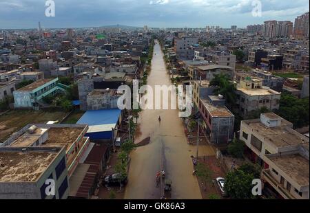 Lingao. 19 Ago, 2016. Foto realizzata il 19 agosto, 2016 mostra un saturo di acqua street a Lingao County, Cina del sud della provincia dell'isola di Hainan. Una pioggia torrenziale che ha colpito l isola da ago. 14 a 19, come questo anno ottavo del tifone Dianmu sbarcati nel sud della Cina di Guangdong, che colpiscono più di 670.000 persone. Credito: Yang Guanyu/Xinhua/Alamy Live News Foto Stock