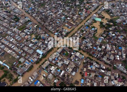 Lingao. 19 Ago, 2016. Foto realizzata il 19 agosto, 2016 mostra saturo di acqua strade di Lingao County, Cina del sud della provincia dell'isola di Hainan. Una pioggia torrenziale che ha colpito l isola da ago. 14 a 19, come questo anno ottavo del tifone Dianmu sbarcati nel sud della Cina di Guangdong, che colpiscono più di 670.000 persone. Credito: Yang Guanyu/Xinhua/Alamy Live News Foto Stock