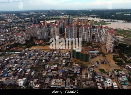 Lingao. 19 Ago, 2016. Foto realizzata il 19 agosto, 2016 mostra saturo di acqua strade di Lingao County, Cina del sud della provincia dell'isola di Hainan. Una pioggia torrenziale che ha colpito l isola da ago. 14 a 19, come questo anno ottavo del tifone Dianmu sbarcati nel sud della Cina di Guangdong, che colpiscono più di 670.000 persone. Credito: Yang Guanyu/Xinhua/Alamy Live News Foto Stock