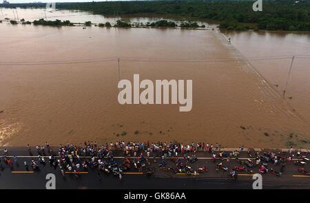 Lingao. 19 Ago, 2016. Foto realizzata il 19 agosto, 2016 mostra i campi allagati in Lingao County, Cina del sud della provincia dell'isola di Hainan. Una pioggia torrenziale che ha colpito l isola da ago. 14 a 19, come questo anno ottavo del tifone Dianmu sbarcati nel sud della Cina di Guangdong, che colpiscono più di 670.000 persone. Credito: Yang Guanyu/Xinhua/Alamy Live News Foto Stock