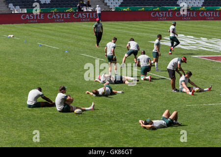 Nelspruit, Sud Africa. 19 Agosto, 2016. Nelspruit, Sud Africa. Il 19 agosto 2016. La South African National rugby stiramento durante il capitano di eseguire sessioni di formazione presso lo Stadio Mbombela prima del test match contro l'Argentina Puma Credito: Bernie Olbrich /Alamy Live News Foto Stock