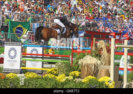 Rio de Janeiro, Brasile. 19 agosto 2016. Nick Skelton di GBR su "Big Star" nella finale olimpica di salto del Round B Show a Rio de Janeiro, Brasile Foto Stock