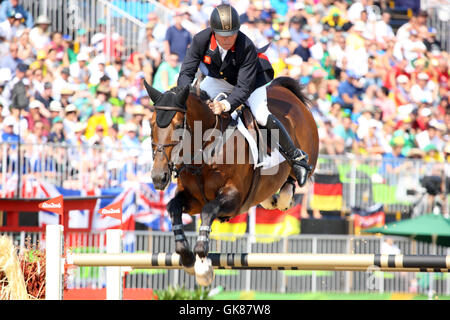 Rio de Janeiro, Brasile. 19 agosto 2016. Nick Skelton di GBR su "Big Star" nella finale olimpica di salto del Round B Show a Rio de Janeiro, Brasile Foto Stock