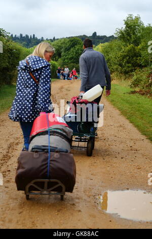 Henley-on-Thames, Regno Unito. 19 Agosto, 2016. Riavvolgere il Sud 80s Music Festival, Henley-on-Thames. Nonostante il tempo piovoso i festaioli erano vestiti per l'occasione. Credito: Uwe Deffner/Alamy Live News Foto Stock