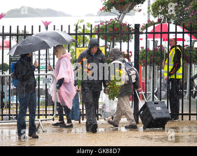 Southport Flower Show, Merseyside, Regno Unito. 19 Agosto, 2016. Southport Flower Show. Southport Regno Unito 19.8.16. Un esordio bagnato al Signore giorno al 2016 Southport Flower Show. Credito: ALAN EDWARDS/Alamy Live News Foto Stock