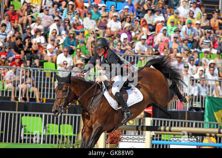 Rio de Janeiro, Brasile. 19 agosto 2016. Nick Skelton di GBR su "Big Star" nel suo show olimpico che vince la medaglia d'oro a Rio de Janeiro, Brasile Foto Stock