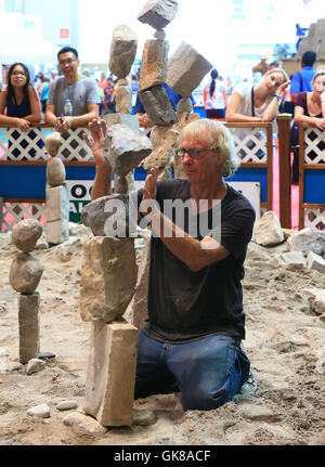 (160819)-- TORONTO, 19 Agosto, 2016(Xinhua) -- I visitatori osservano una roccia equilibrio di prestazioni al 2016 Canadian National Exhibition a Toronto, Canada, 19 Agosto, 2016. Come una delle più grandi mostre in Canada, questo annuale 18-evento della durata di un giorno che ha dato dei calci a fuori il venerdì è atteso per attirare più di un milione di visitatori provenienti da tutto il mondo. (Xinhua/Zou Zheng) Foto Stock